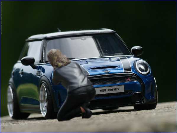 1:18 Mini Cooper S 2021 - Island Blue/White Stripes Edition inkl. OVP